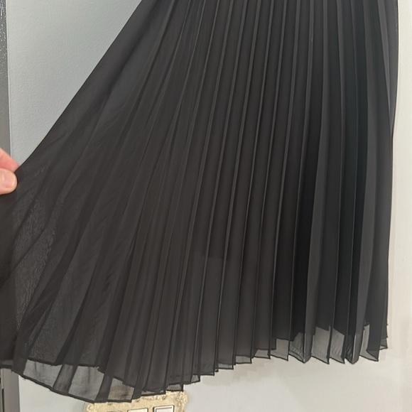 Gorgeous Pleated Lined black Skirt - Picture 2 of 7